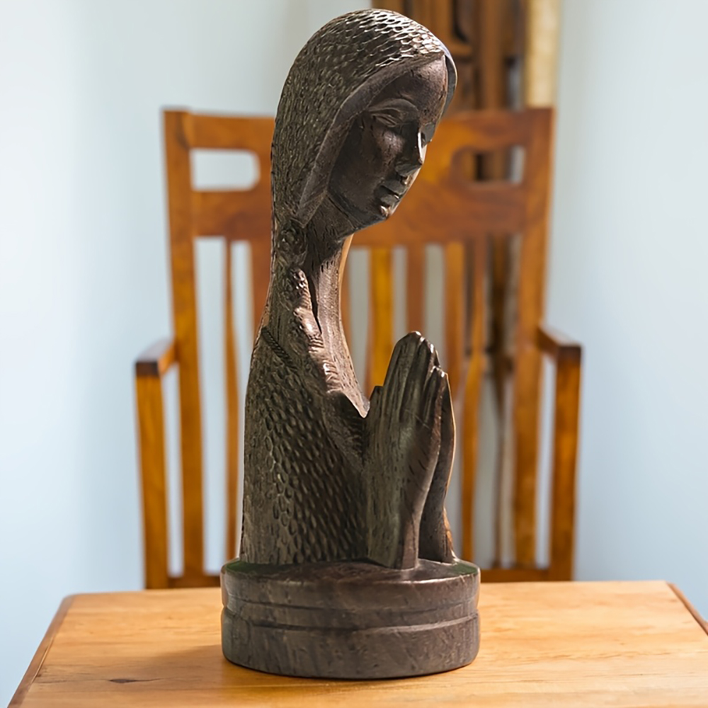 تمثال فتاة مصليّة منحوت من الخ - مراجعة Home Office With Bookshelves وسعره